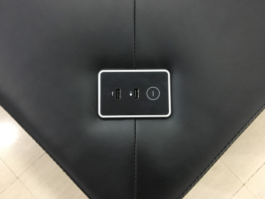 Sofá de esquina de diseñador con iluminación y estación USB de sofá de salón.