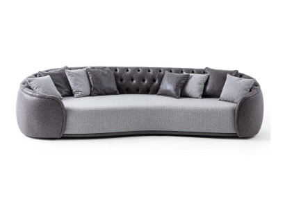 Sofá Chesterfield de 4 plazas en tela gris.