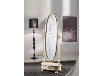 Sala de estar clásica con gran espejo de suelo en beige con marco de madera, diseño nuevo.