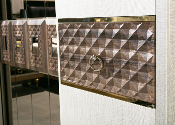 Armario de madera para dormitorio. Muebles de diseño en color gris de Italia.