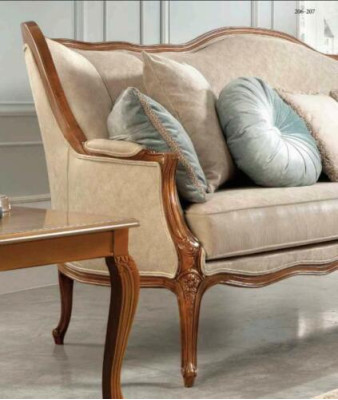 Juego de sofá de 6 piezas. Muebles clásicos: sofá, sillón, mesa auxiliar, mesa de café de madera.