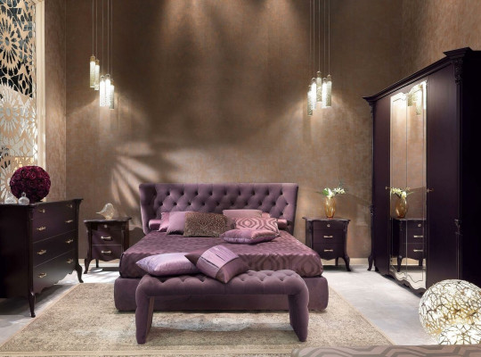 Cama acolchada de lujo con diseño para hoteles, habitación de dormir con cama doble de lujo color morado.