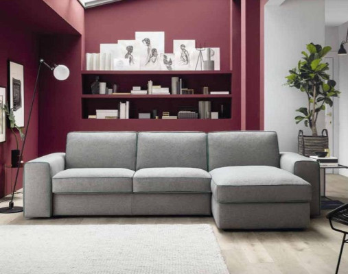Esquina de lujo moderna Sofá en forma de L de textil y madera de diseño Alfitalia para sala de estar.