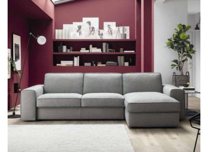 Esquina de lujo moderna Sofá en forma de L de textil y madera de diseño Alfitalia para sala de estar.