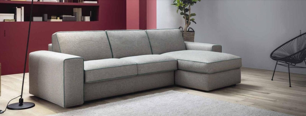 Esquina de lujo moderna Sofá en forma de L de textil y madera de diseño Alfitalia para sala de estar.