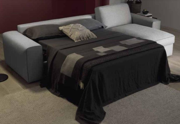 Esquina de lujo moderna Sofá en forma de L de textil y madera de diseño Alfitalia para sala de estar.