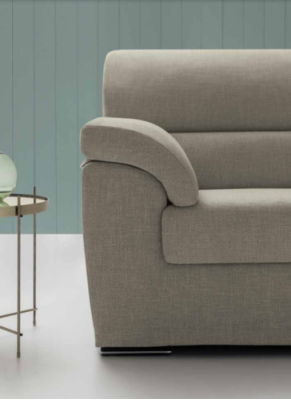 Sofá de diseño de la colección Club Lounge de ALfitalia de dos plazas en tela.