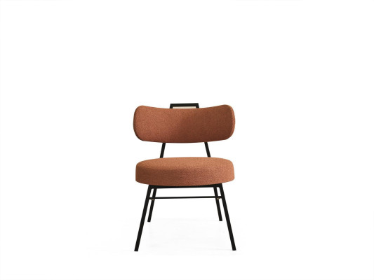 Moderna silla redonda con asiento de materiales naturales con tapizado de tela.
