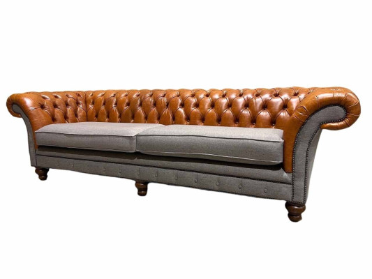 Sofá Chesterfield clásico de 4 plazas en marrón - diseño de tela de alta calidad y cuero noble.