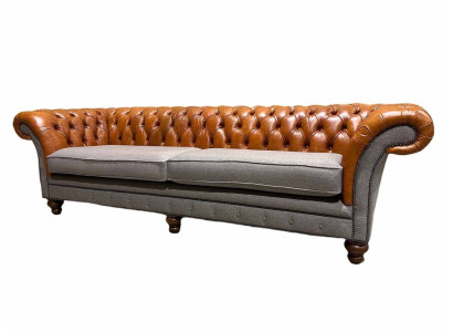 Sofá Chesterfield clásico de 4 plazas en marrón - diseño de tela de alta calidad y cuero noble.