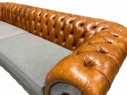 Sofá Chesterfield clásico de 4 plazas en marrón - diseño de tela de alta calidad y cuero noble.