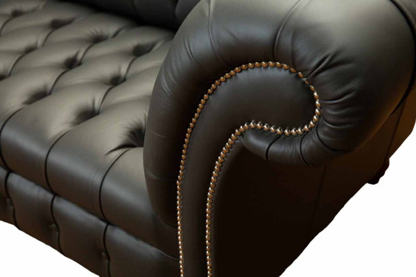 Sofá de lujo de cuatro plazas Chesterfield inglés de diseño en tela para sala de estar.