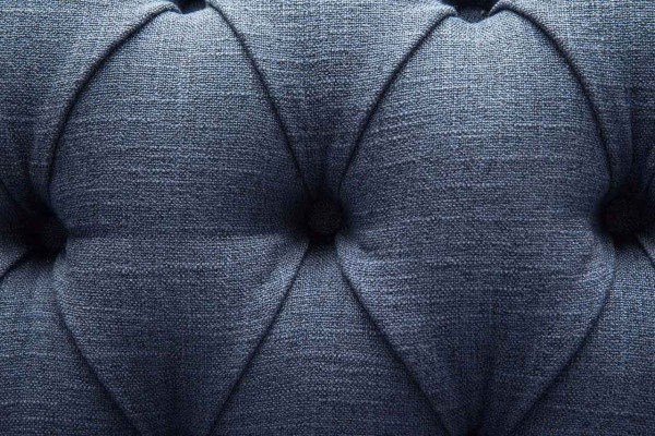 Sofá de diseño de 4 plazas en tela azul con tapizado de Chesterfield, nuevo.