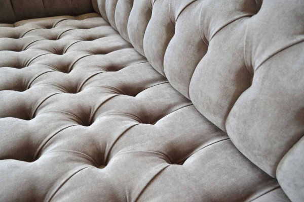 Sofá Chesterfield de tres plazas en gris con cojines de asiento nuevo.