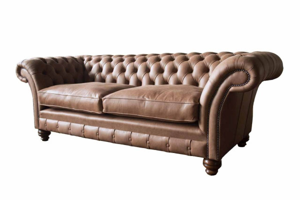 Sofá Chesterfield de diseño de lujo en cuero acolchado clásico de 3 plazas.