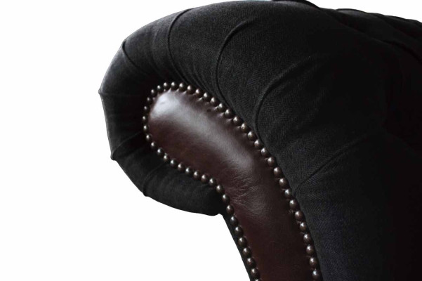 Chesterfield Sofá de 3 plazas en cuero negro con cojines de asiento de tela, nuevo.