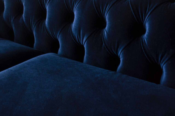 Sofá Chesterfield azul de estilo clásico inglés 3 plazas con cojines de 230cm.