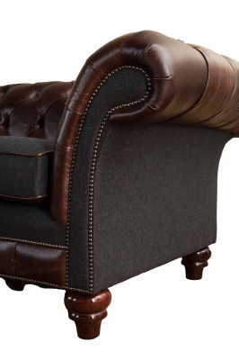 Sofá Chesterfield marrón estilo clásico inglés 3 plazas, almohadones de 230 cm.