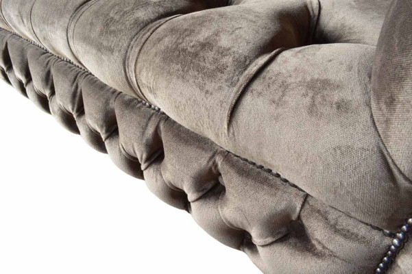 Sofá Chesterfield inglés de tres plazas de terciopelo de 230 cm en color topo.