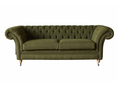 Sofá Chesterfield inglés de tres plazas en terciopelo verde de 230 cm de largo.