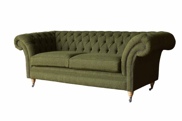 Sofá Chesterfield inglés de tres plazas en terciopelo verde de 230 cm de largo.