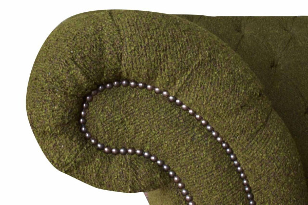 Sofá Chesterfield inglés de tres plazas en terciopelo verde de 230 cm de largo.