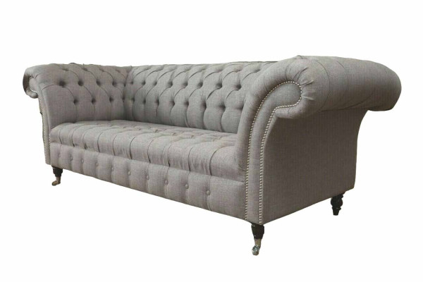 Chesterfield sofá de 3 plazas tapizado en tela estilo moderno gris.