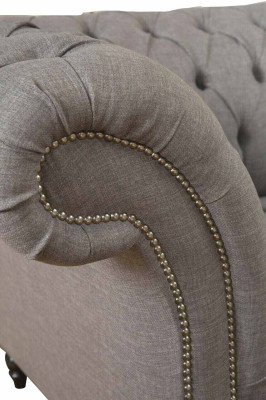 Chesterfield sofá de 3 plazas tapizado en tela estilo moderno gris.