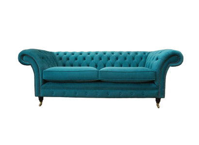 Sofá tapizado Chesterfield de tres plazas de tela azul diseño salón