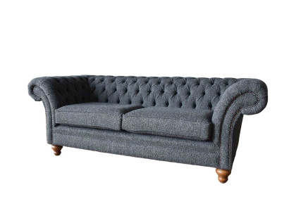 Sofás tapizados Chesterfield de tres plazas en gris, tela de diseño gris.