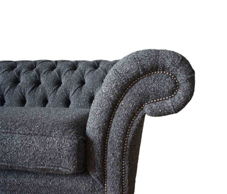 Sofás tapizados Chesterfield de tres plazas en gris, tela de diseño gris.