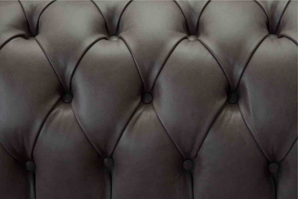Sofá Chesterfield gris de estilo clásico inglés con 3 asientos y tapizado de 230 cm.