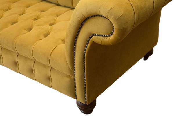 Sofá Chesterfield amarillo tapizado de 3 plazas con asientos acolchados.
