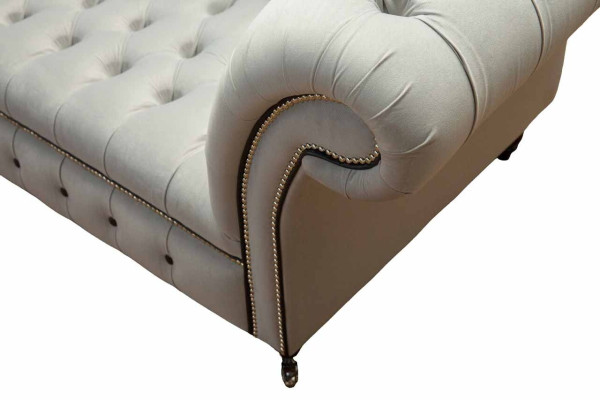 Sofá Chesterfield de dos plazas en gris, muebles tapizados en cuero.