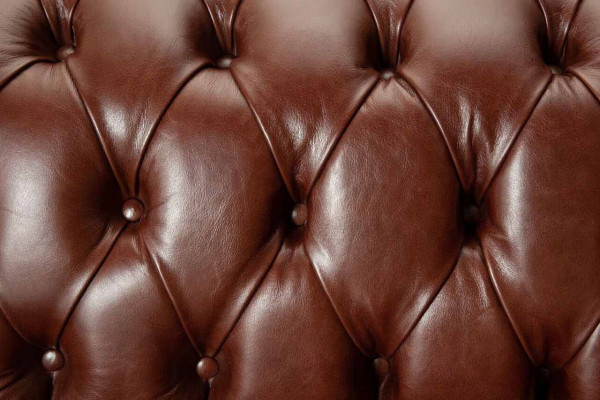Sofá Chesterfield acolchado de cuero marrón de dos plazas, nuevo.
