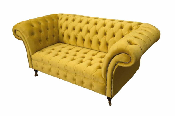Sofá Chesterfield de 2 plazas en amarillo para la sala de estar.