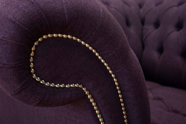 Sillón individual de lujo de diseño de un asiento en tela lila Chesterfield.