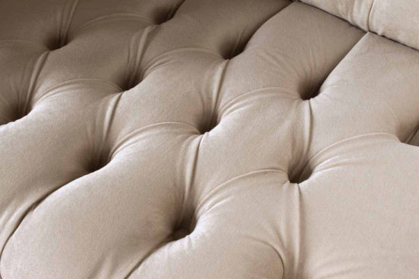 Sofá de tela Chesterfield de una y media plazas y una plaza en rosa.