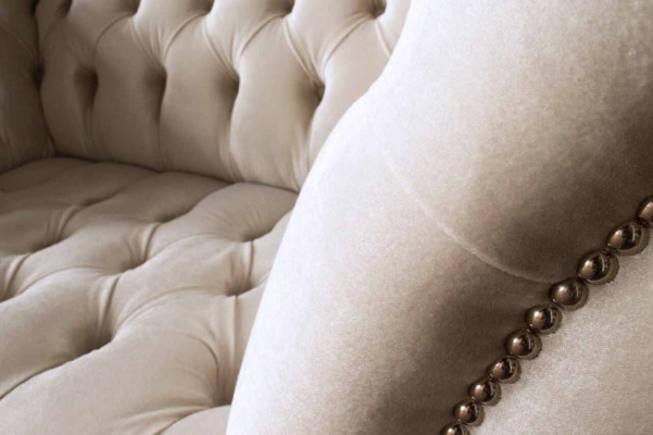 Sofá de tela Chesterfield de una y media plazas y una plaza en rosa.