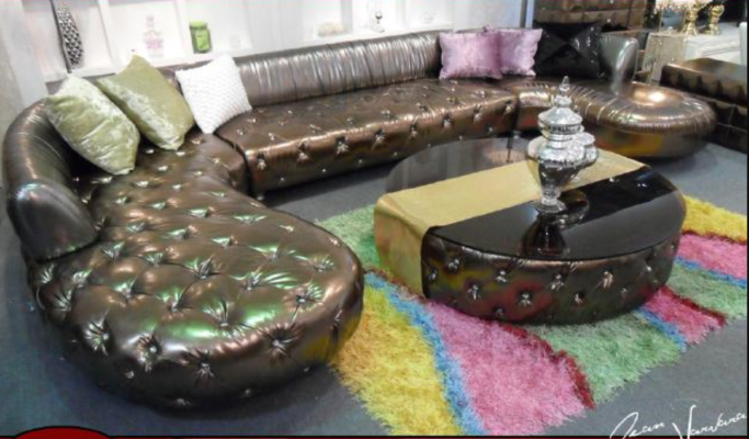 Sofá esquinero Chesterfield en forma de U de lujo, sofá de esquina dorado de diseño de alta gama.
