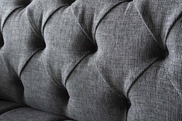Sofá Chesterfield de 3 plazas con tapizado gris, nuevo.