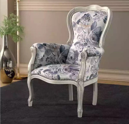 Clásico sillón orejero tapizado de diseñador para sala de estar.