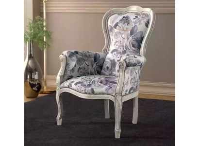 Clásico sillón orejero tapizado de diseñador para sala de estar.