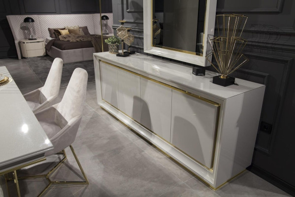 Espejo. Espejos de pared de lujo en estilo moderno con marco blanco.