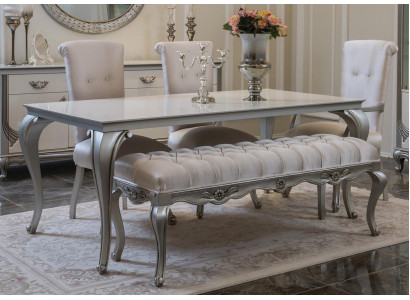 Muebles de comedor clásicos exclusivos con detalles decorativos.