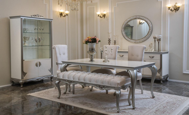 Muebles de comedor clásicos exclusivos con detalles decorativos.