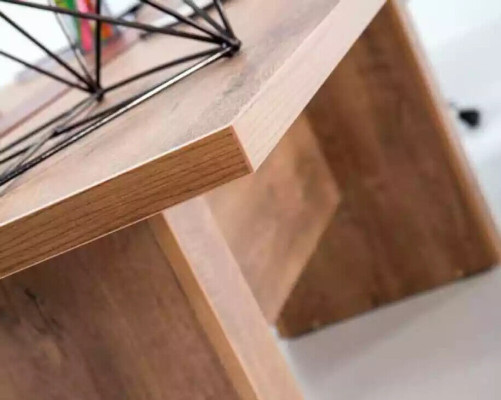 Mesa de conferencias marrón moderna, lujosa mesa de reuniones, muebles de oficina nuevos.