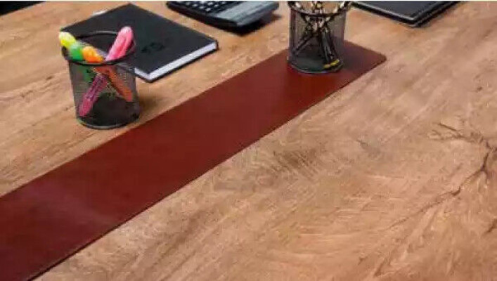 Mesa de conferencias marrón moderna, lujosa mesa de reuniones, muebles de oficina nuevos.