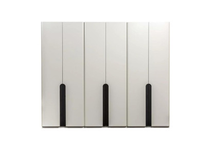 Armario de madera blanco grande para dormitorio.