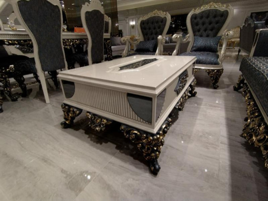 Conjunto de sala de estar de lujo con 2 sofás de 3 plazas, dos sillones y una mesa de centro.